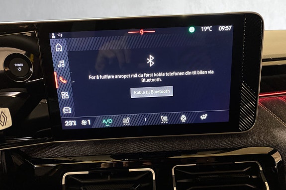 Bluetooth-tilkobling og klimakontroll samlet i oversiktlig betjeningspanel.
