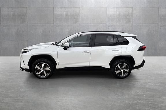 Toyota RAV4 Plug-in Hybrid 2 of 5