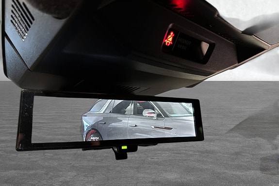 Ryggekamera med tydelig skjerm og praktiske parkeringslinjer.