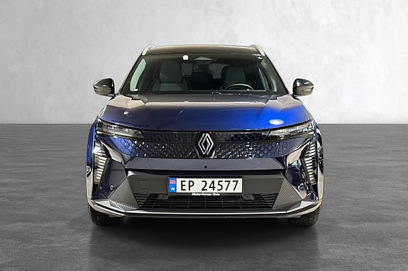 Moderne front med LED-lys og tydelig signaturgrill.