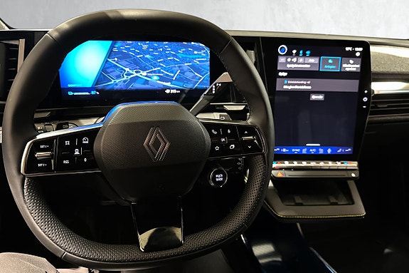 Førerfokusert cockpit med adaptive kontrollfunksjoner og digital visning.