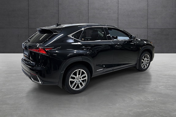 Lexus NX300h 5 of 5