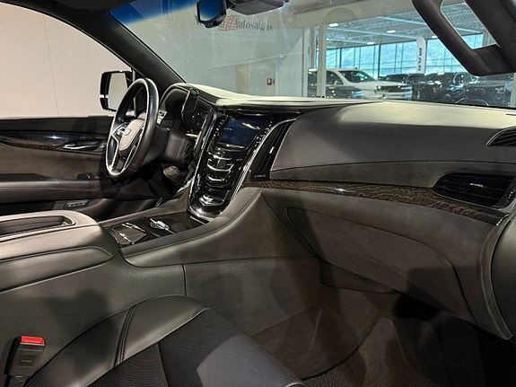 Cadillac Escalade 17 of 30