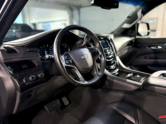 Cadillac Escalade 15 of 30