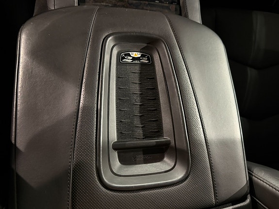 Cadillac Escalade 26 of 30