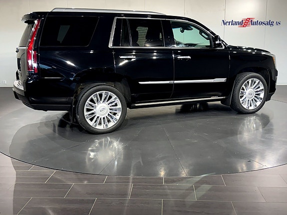 Cadillac Escalade 8 of 30