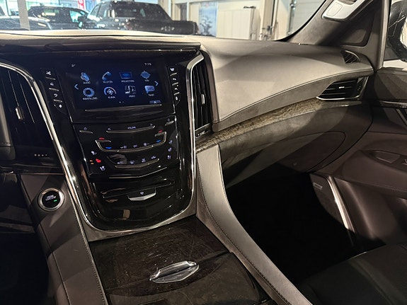 Cadillac Escalade 21 of 30