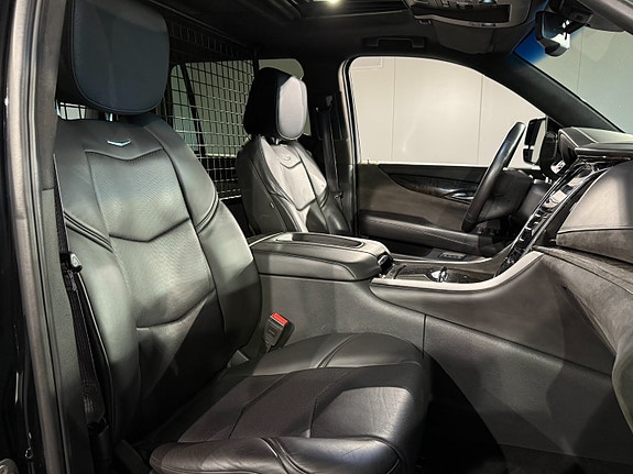 Cadillac Escalade 16 of 30