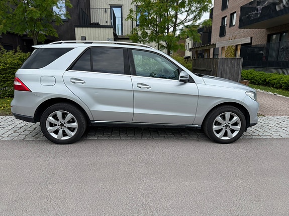 Mercedes-Benz ML350 3 of 11