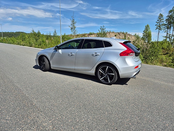 Volvo V40 2 of 5