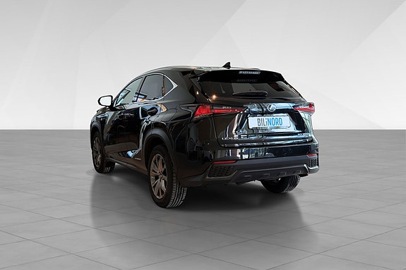Lexus NX300h 4 of 5