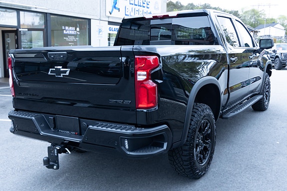 Chevrolet Silverado 3 of 5