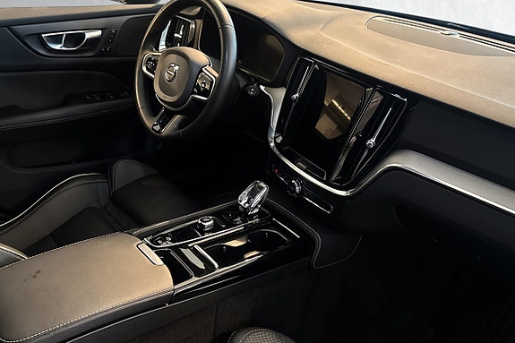 Moderne kupé med stor midtdisplay og Apple CarPlay integrasjon.