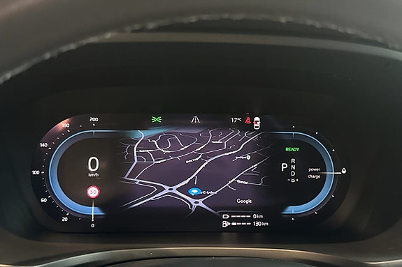 Digitalt 12” førerdisplay med navigasjon, fart og sikkerhetsvarsler.