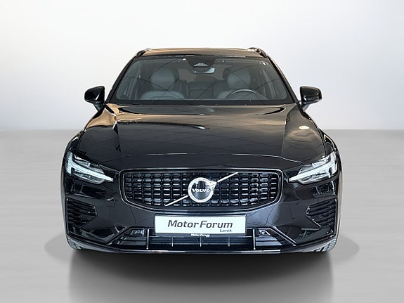Elegant front med kraftig grille og moderne LED-lys.