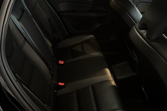 Romslige bakseter med ISOFIX og armlene for langturkomfort.