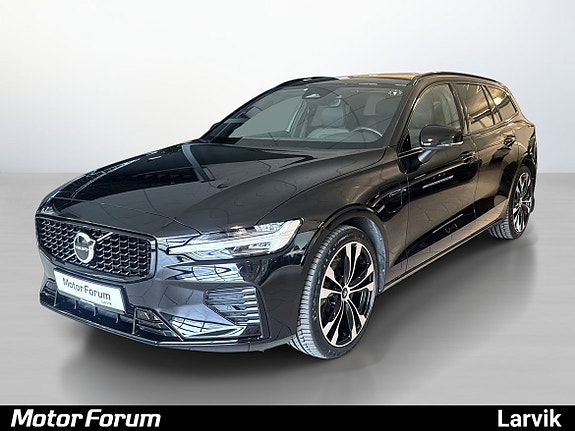 Stasjonsvogn i dyp sort med adaptive LED-frontlykter.