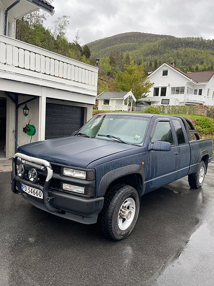 Chevrolet Silverado 3 of 5