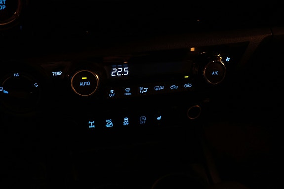 Toyota HiLux 27 of 30
