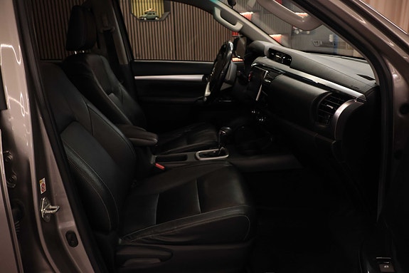 Toyota HiLux 10 of 30