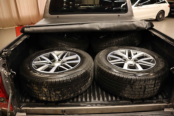 Toyota HiLux 14 of 30