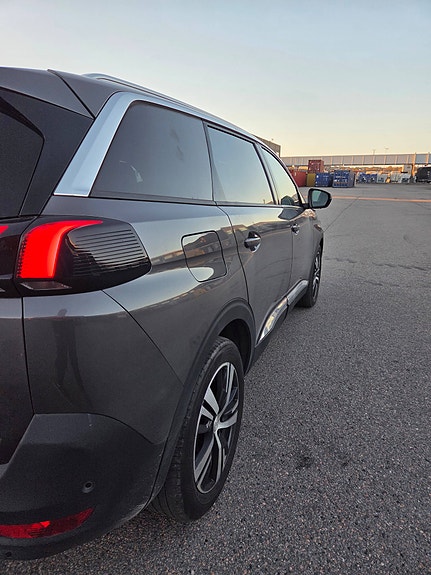 Peugeot 5008 2 of 5