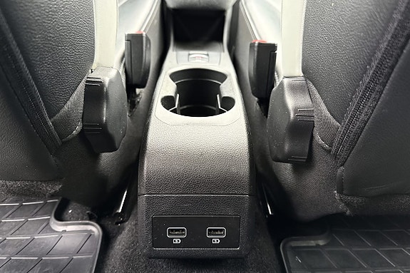 To USB-A-uttak bak gjør det enkelt for baksetepassasjerer å lade mobil og nettbrett underveis.