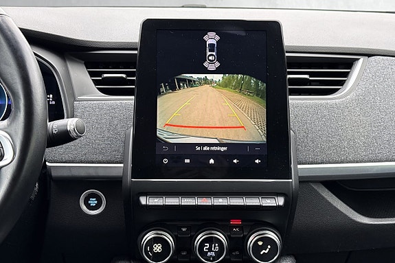 Ryggekamera med hjelpelinjer og parkeringssensorer foran og bak gir full oversikt rundt bilen, og gjør parkering enklere selv på de trangeste av parkeringsplasser.
