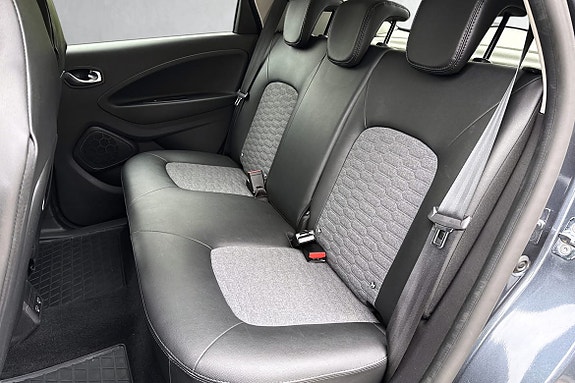 ISOFIX-fester i baksetet gjør montering av barnesete enkelt og trygt for småbarnsfamilier.