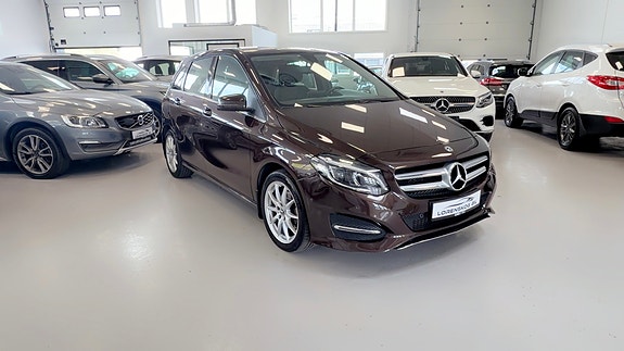 Mercedes-Benz B200 2 of 28
