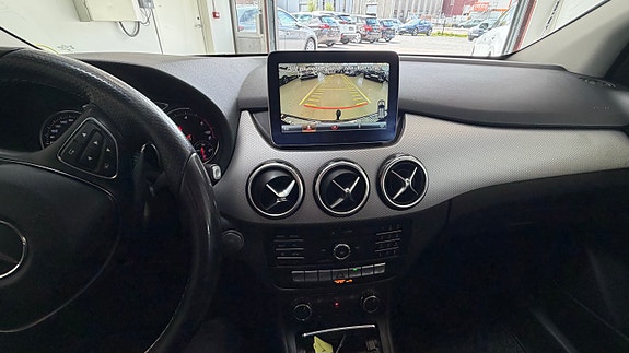 Mercedes-Benz B200 28 of 28