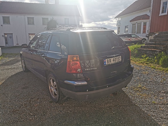 Chrysler Pacifica 4 of 8