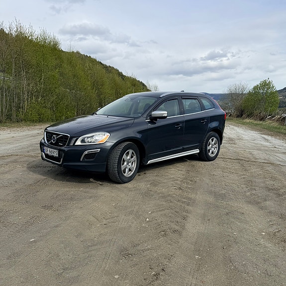 Volvo XC60 2 of 5