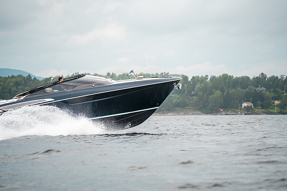 Riva 38 Rivamare - Joystick - Seakeeper - Skipsregistret - 130 motortimer 2 of 5