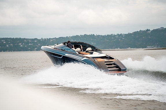 Riva 38 Rivamare - Joystick - Seakeeper - Skipsregistret - 130 motortimer 3 of 5