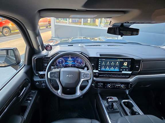 Chevrolet Silverado 4 of 5
