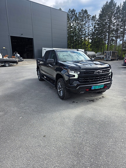 Chevrolet Silverado 3 of 5