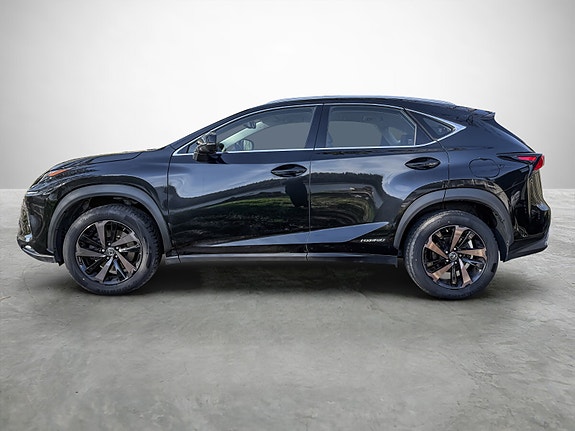 Lexus NX300h 2 of 5