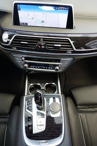 BMW 745Le 8 of 16