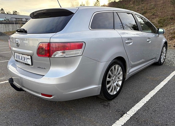 Toyota Avensis 2 of 3