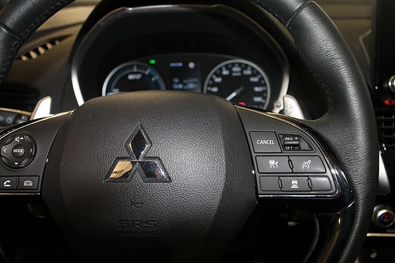 Elegant ratt med Mitsubishi-logo og smart instrumentvisning rett foran.