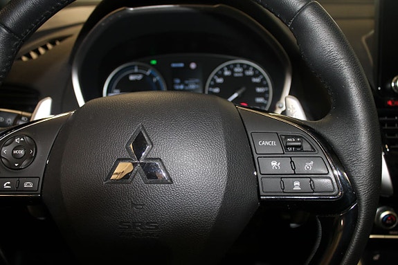 Elegant ratt med Mitsubishi-logo og smart instrumentvisning rett foran.