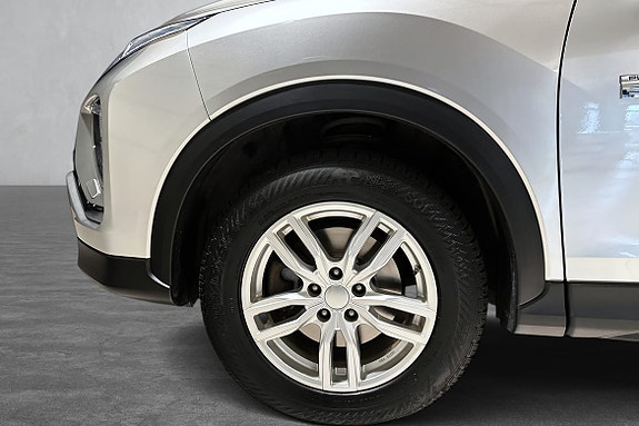 Detaljert felgvisning med solide dekk og robust frontdesign.