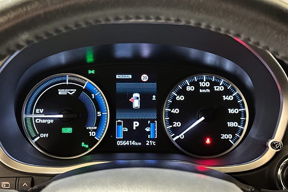 Oversiktlig digitalt dashbord med batteristatus og kjøremodusindikasjon.