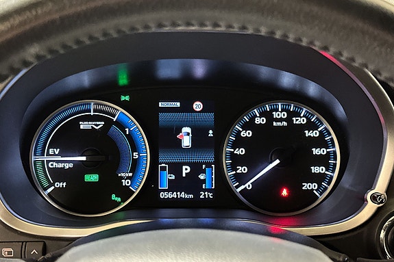 Oversiktlig digitalt dashbord med batteristatus og kjøremodusindikasjon.