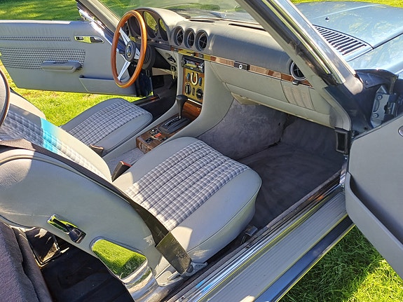 Mercedes-Benz SL280 12 of 20