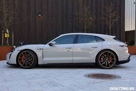 Porsche Taycan Sport Turismo 4 of 5
