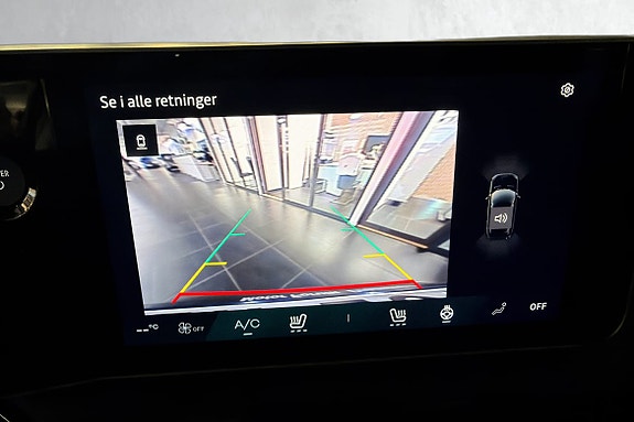 Ryggekamera med hjelpelinjer for trygg og enkel parkering.