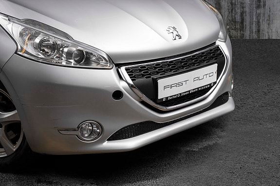 Peugeot 208 2 of 5
