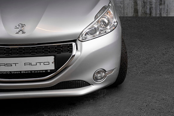 Peugeot 208 3 of 5